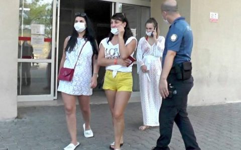 Россиянки оказались в полицейском участке Кемера из-за масок