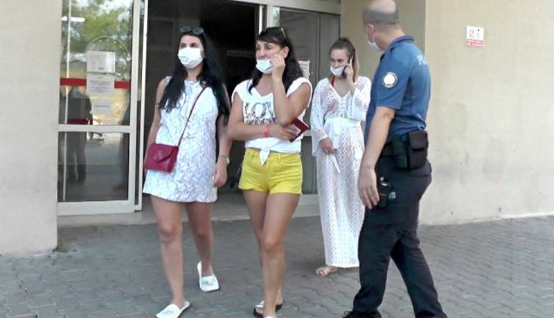Россиянки оказались в полицейском участке Кемера из-за масок