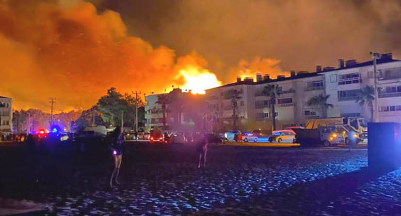 Пожарным удалось справиться с огнем в Айвалыке