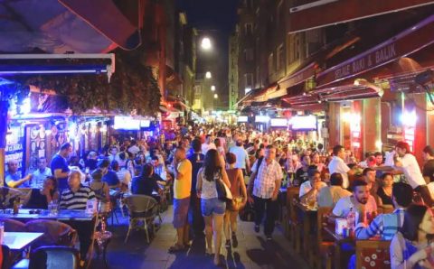 Район Стамбула вводит новое правило для баров