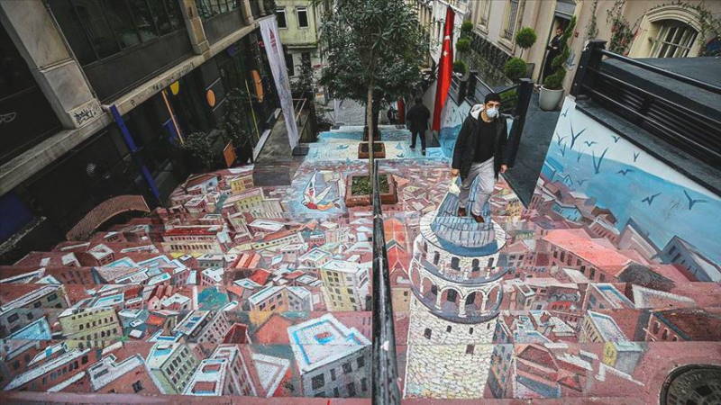 Украинец разукрасил улицу в Стамбуле