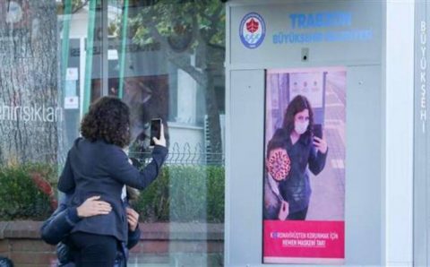 Автобусная остановка в Турции следит за наличием маски