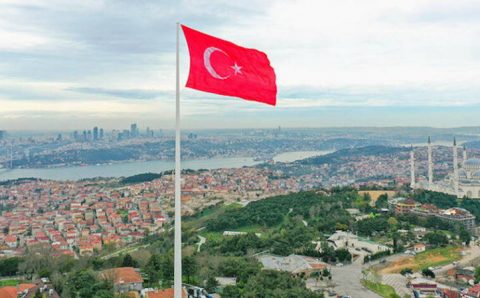 Самый большой флаг Турции поднят над Стамбулом
