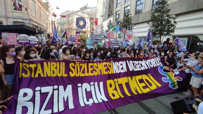 Тысячи женщин вышли на протесты по всей Турции