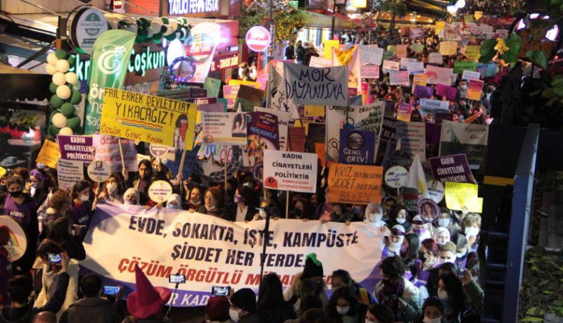 Турецкие женщины вышли на акции протеста по всей стране