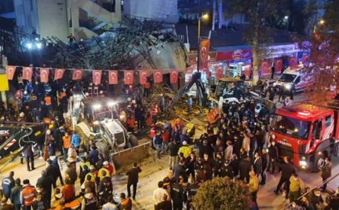 Спасатели извлекли из-под завалов обрушившегося дома 13 человек