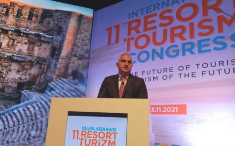 Министр туризма повышает прогнозы на продолжающийся сезон