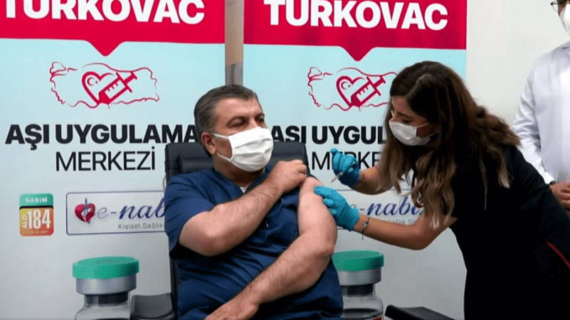 Министр Коджа вакцинировался турецкой вакциной TURKOVAC