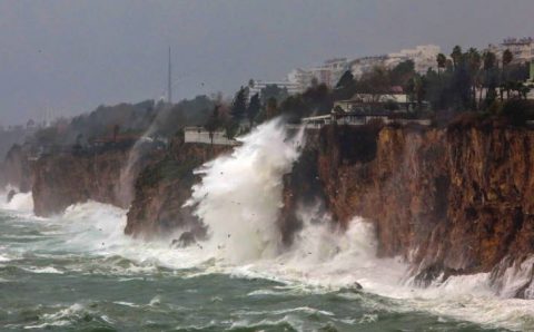 Грозы и ураганы на западе Турции, снегопады – на востоке