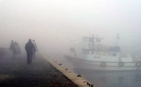 Власти Турции приостановили судоходство в проливе Дарданеллы