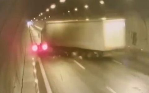 В Айдыне в результате цепной аварии в туннеле пострадали 2 человека