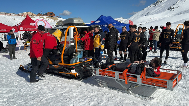 Cпасатели эвакуировали сноубордиста, застрявшего на скале Давраза