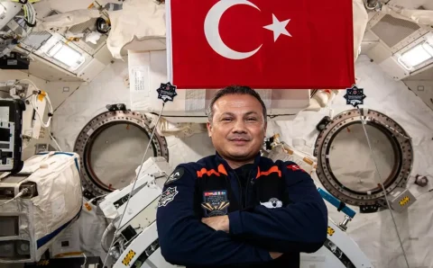 Первый турецкий астронавт возвращается на Землю